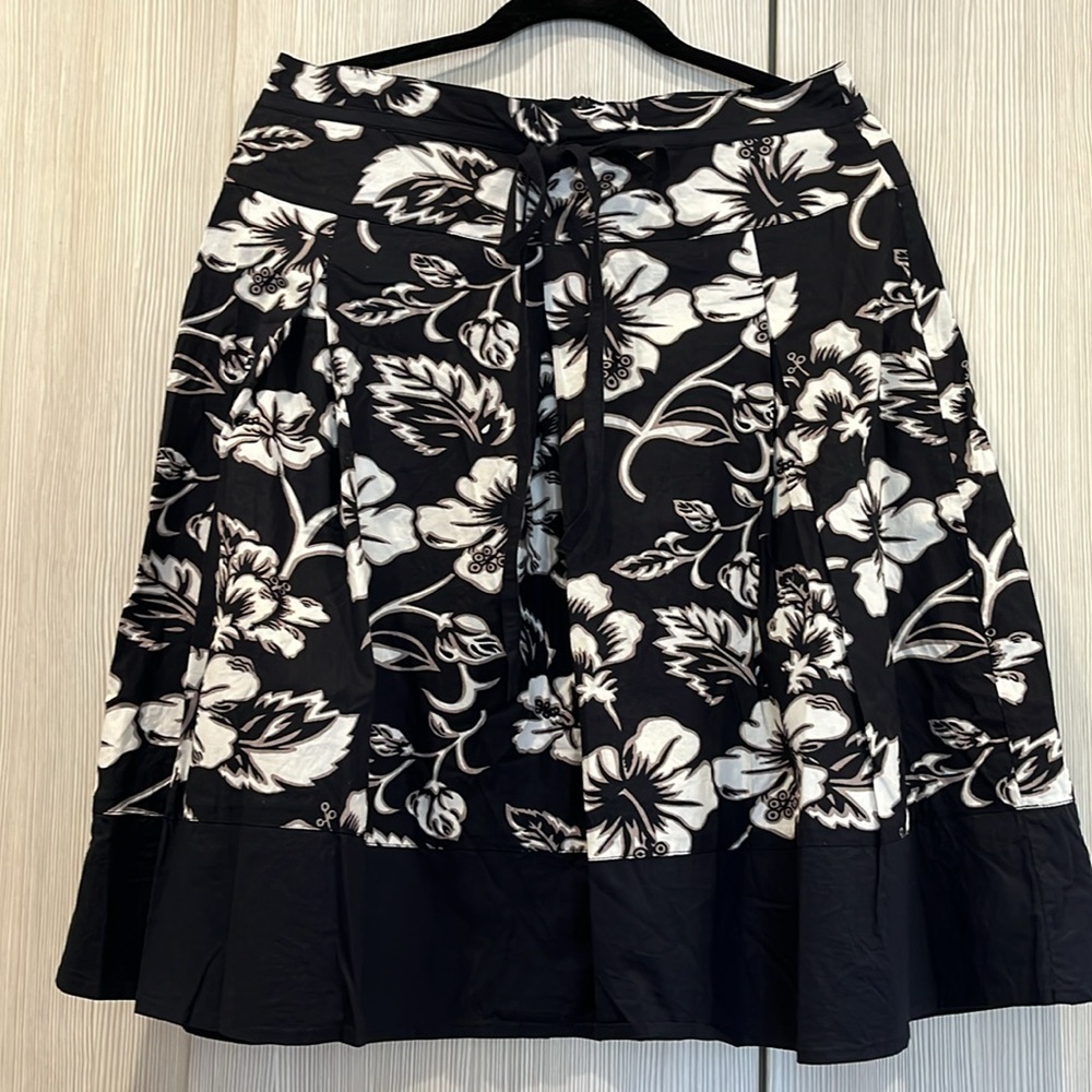 Zero Zero Black & White Floral Pleated Swing‎ Skirt | Size Medium